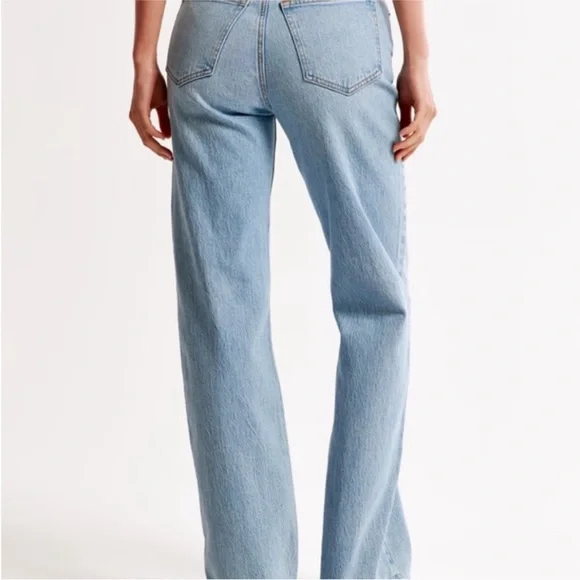 Abercrombie & Fitch 90s High Rise Relaxed‎ Jean in Light Wash - Picture 2 of 7